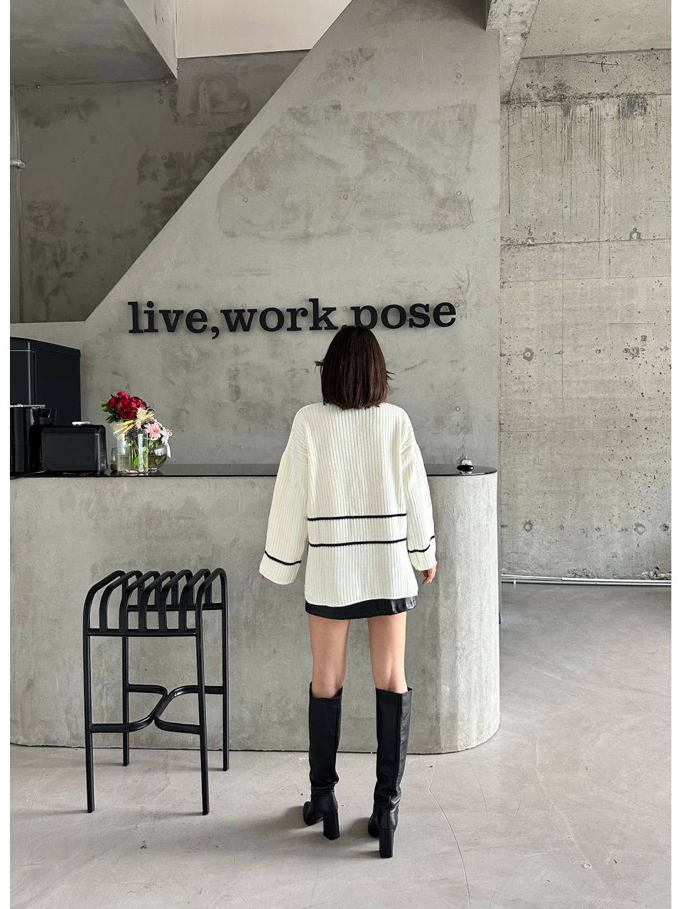 Подовжений жіночий светр на блискавці білого кольору 30467