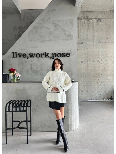 Подовжений жіночий светр на блискавці білого кольору 30467