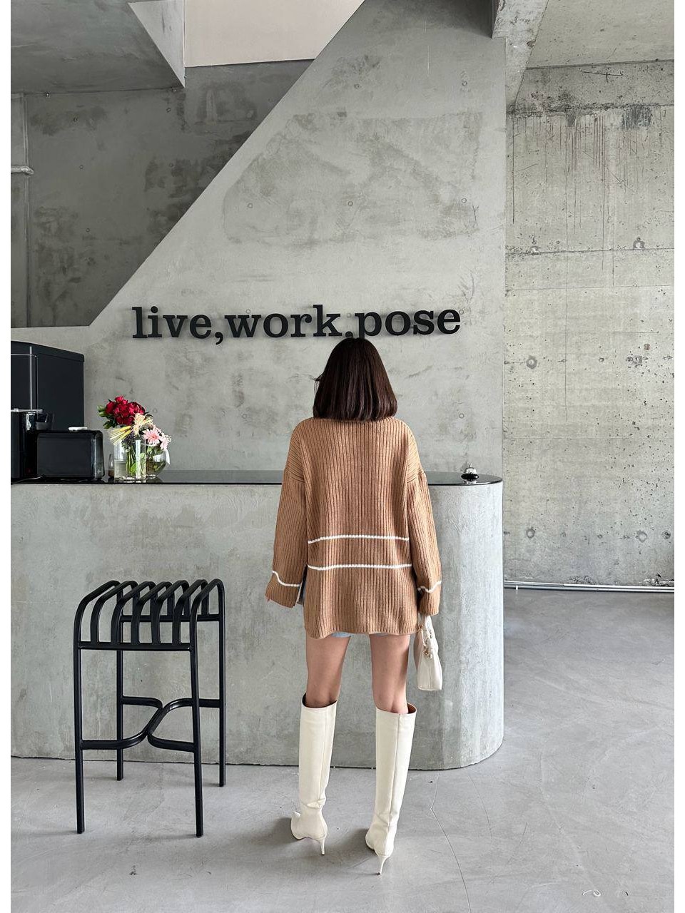 Женский удлиненный свитер на молнии бежевого цвета 30469