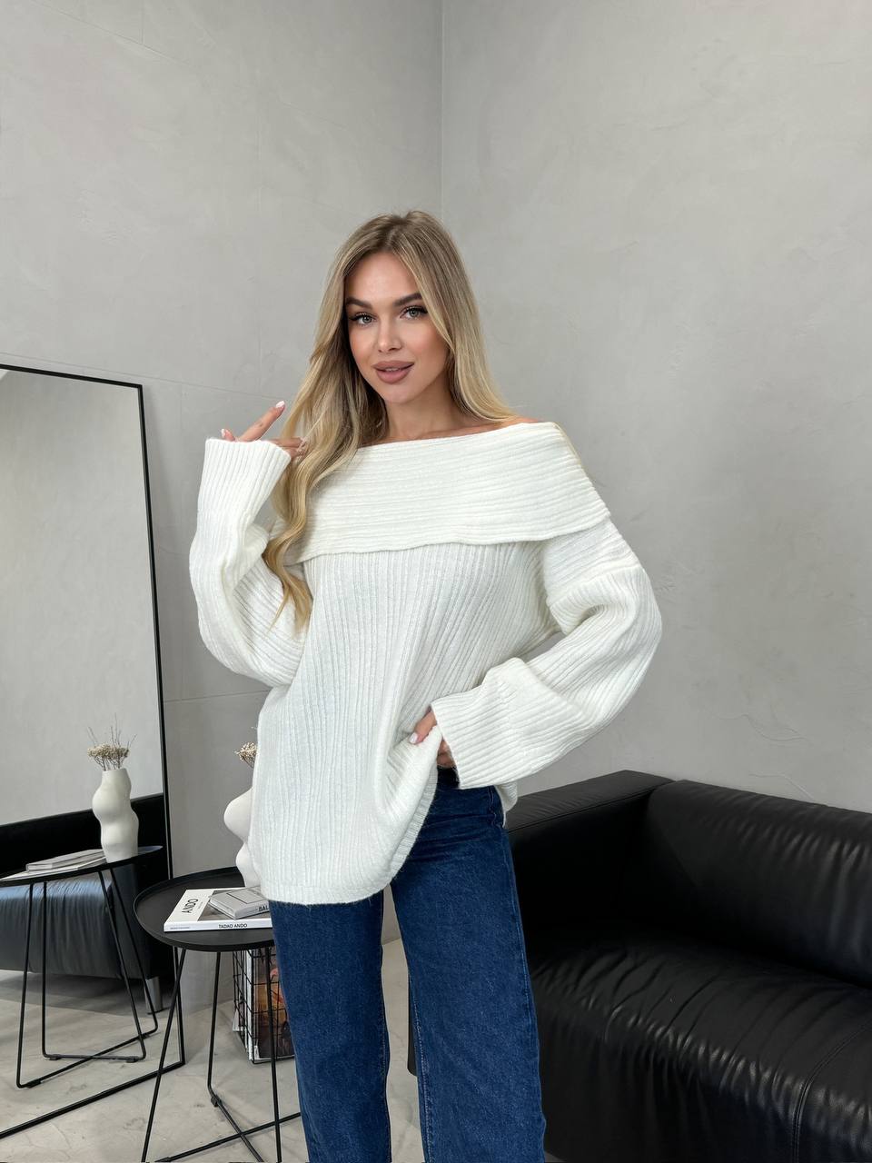 Жіночий подовжений светр-туніка молочного кольору 30471