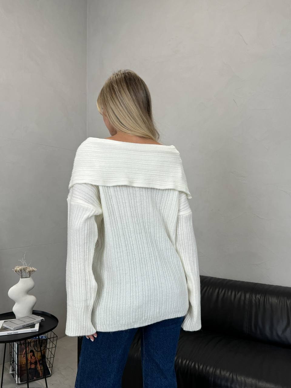 Жіночий подовжений светр-туніка молочного кольору 30471