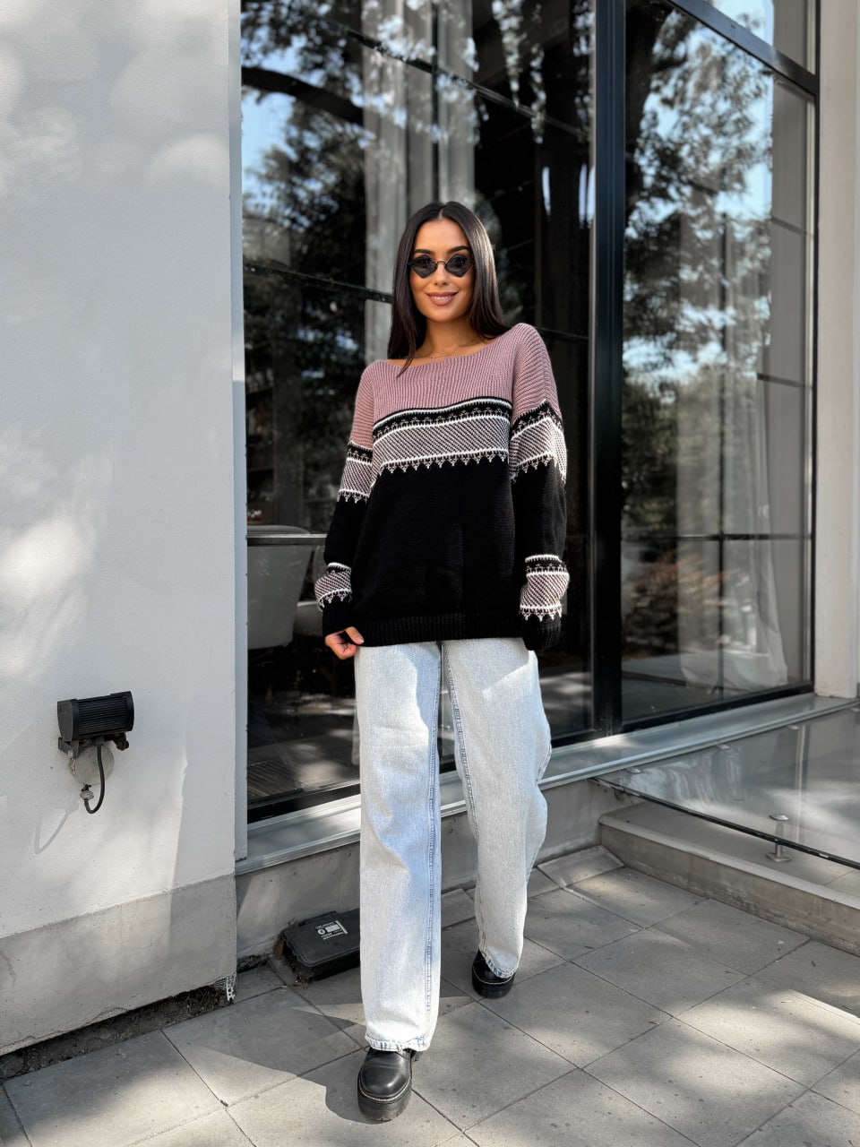 Жіночий універсальний светр чорно-пудрового кольору 30192