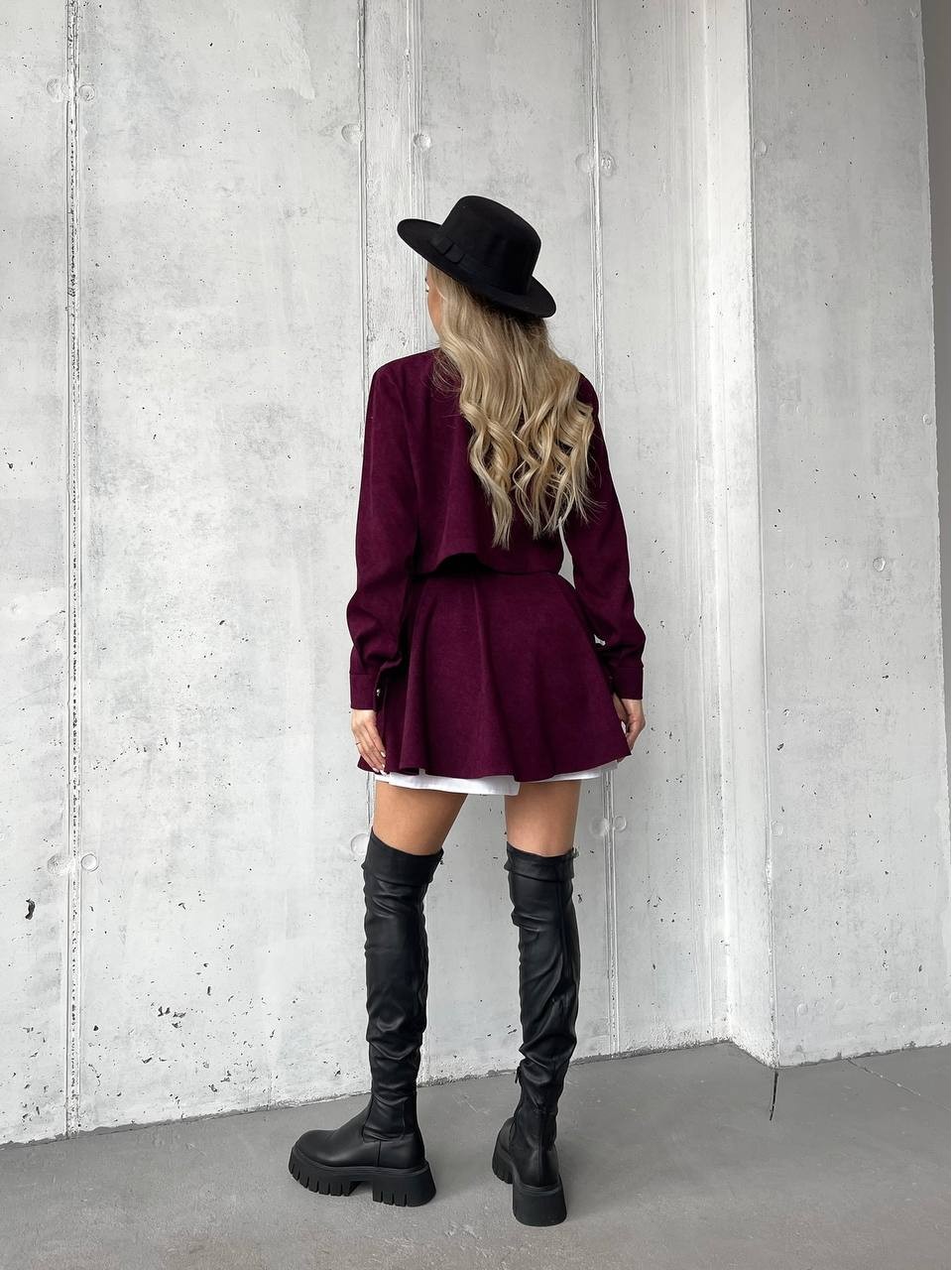 Жіночий вельветовий костюм 2-ка (спідниця-шорти+піджак) бордового кольору 30966