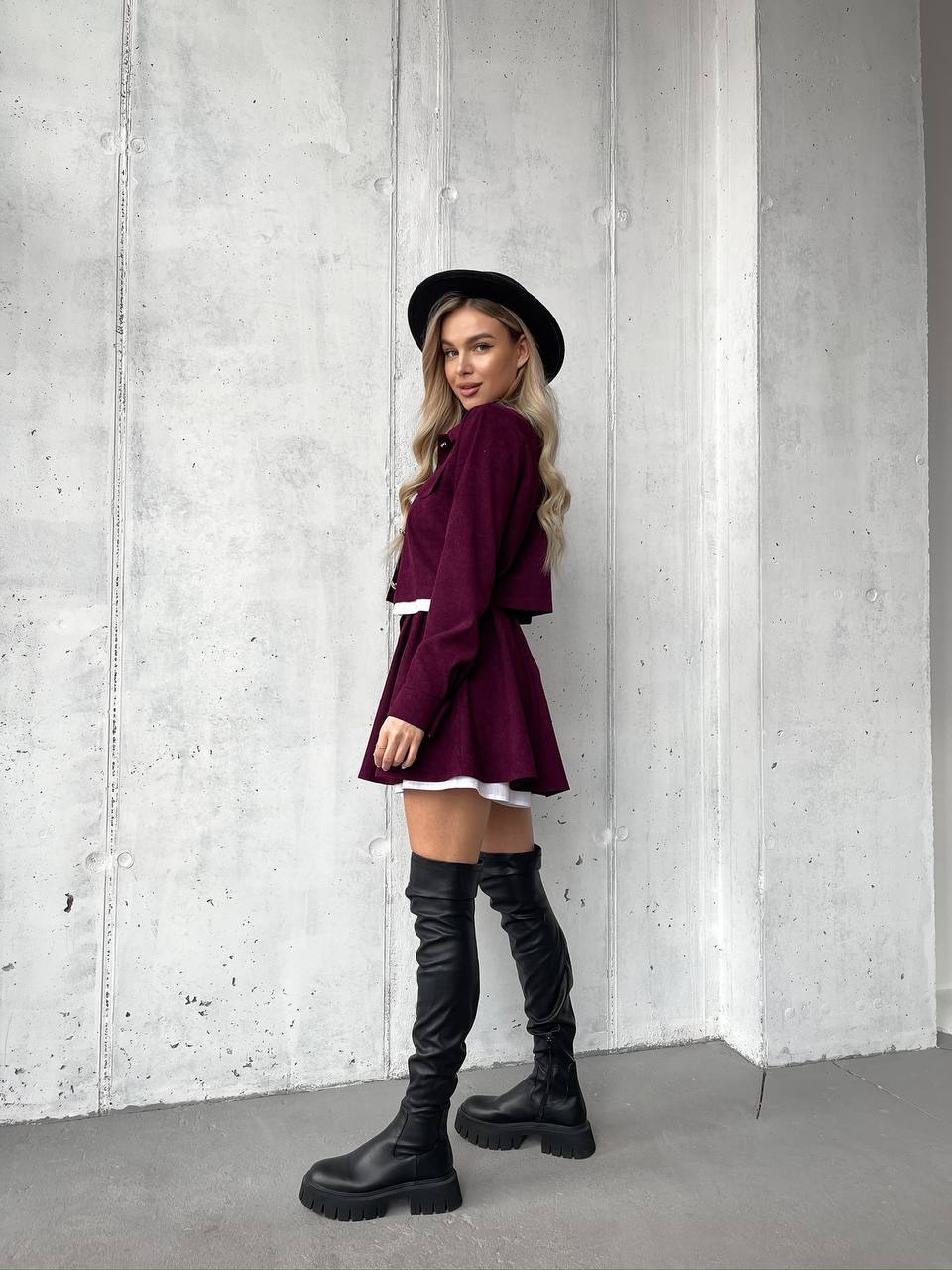 Жіночий вельветовий костюм 2-ка (спідниця-шорти+піджак) бордового кольору 30966