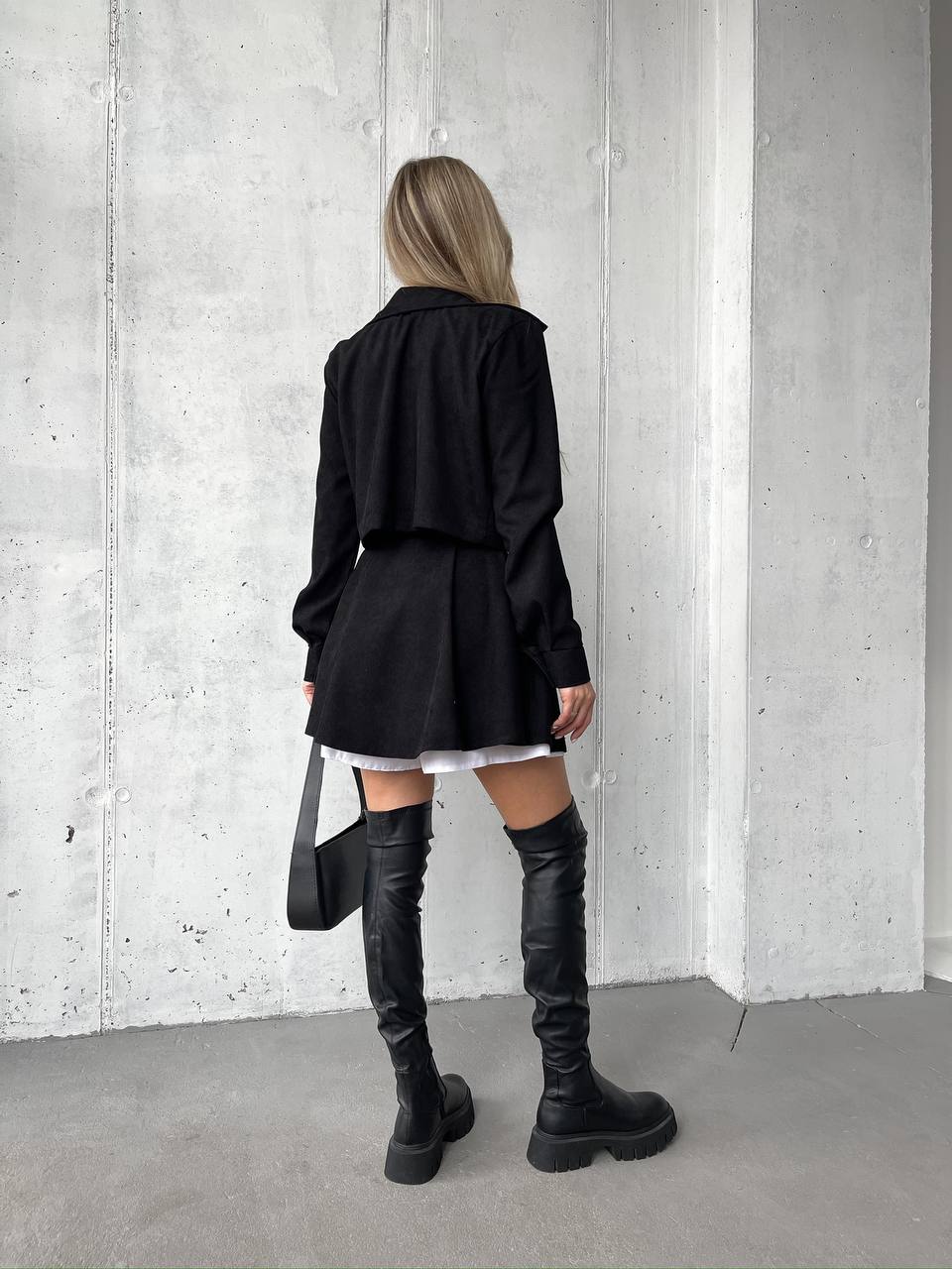 Жіночий вельветовий костюм 2-ка (спідниця-шорти+піджак) чорного кольору 30965