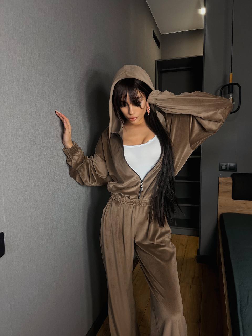 Жіночий велюровий комбінезон кавового кольору 31139