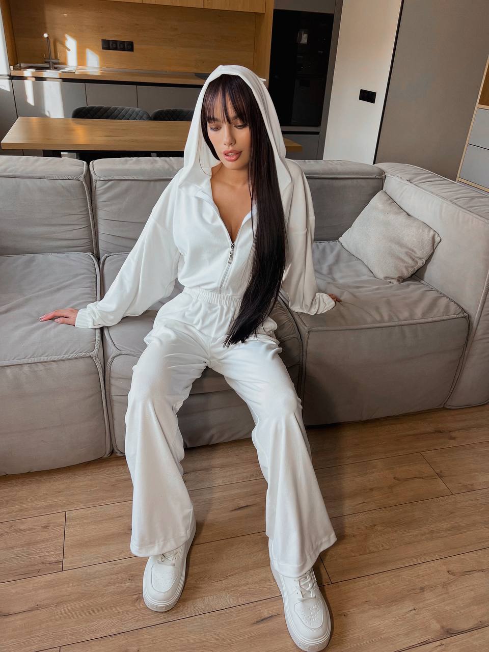 Женский велюровый комбинезон молочного цвета 31140