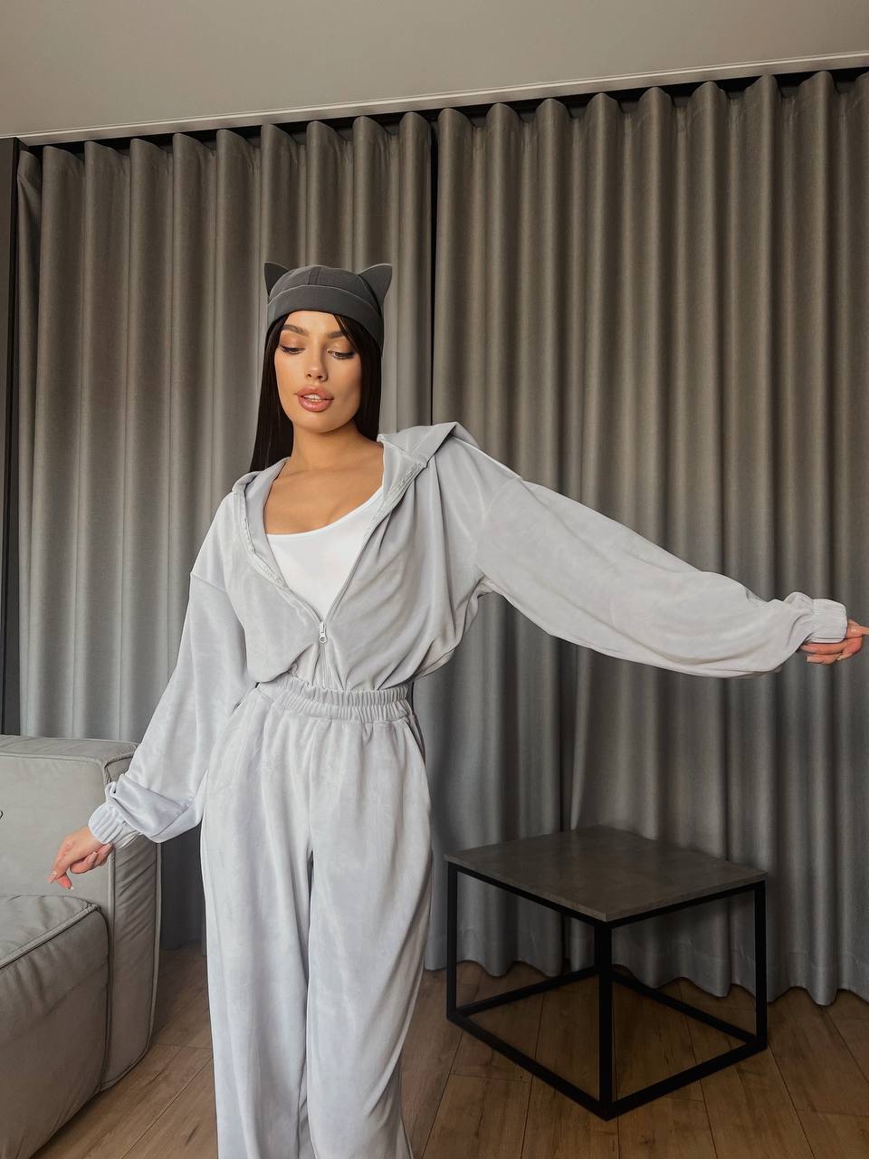 Женский велюровый комбинезон серого цвета 31141