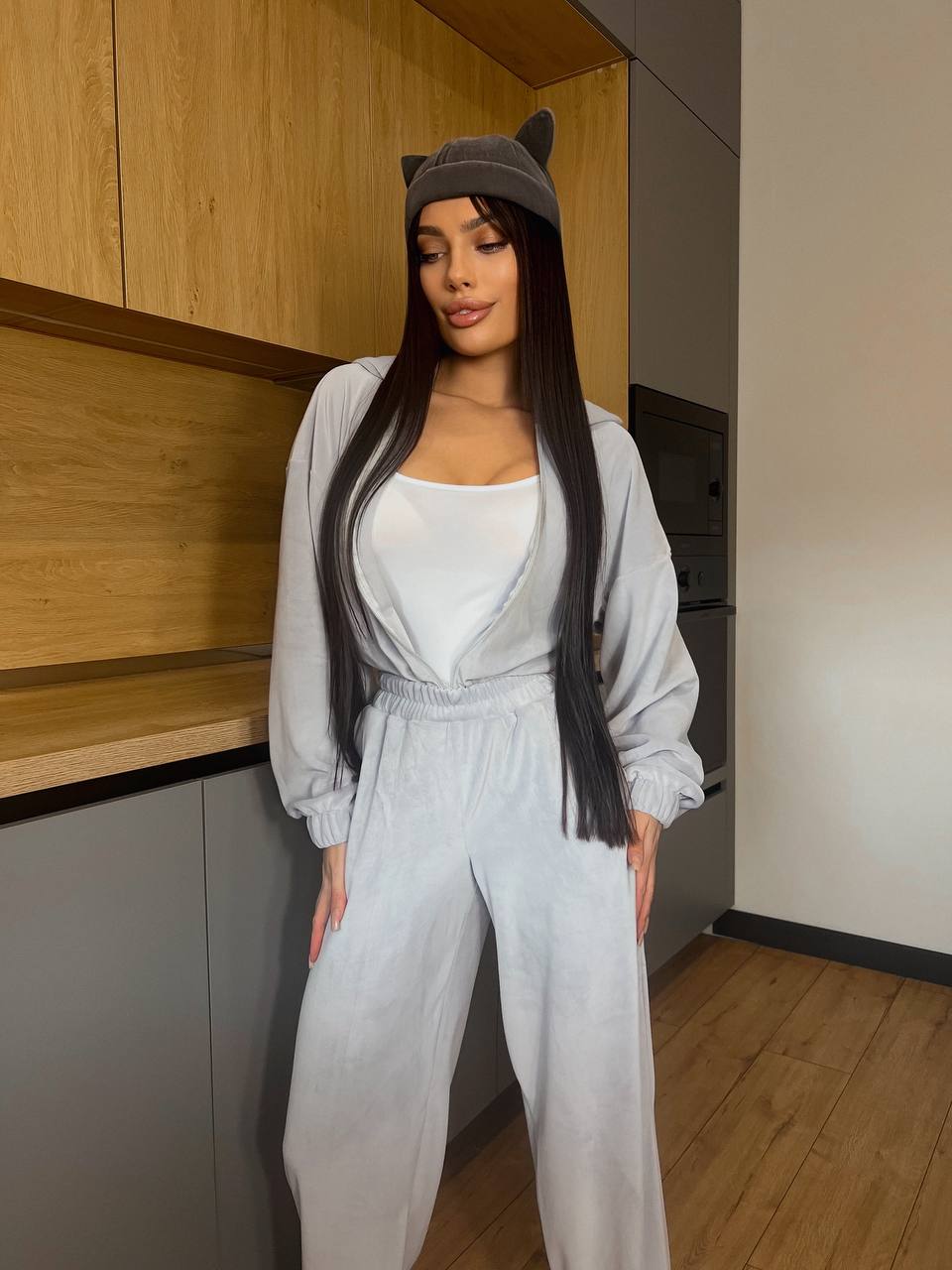 Женский велюровый комбинезон серого цвета 31141