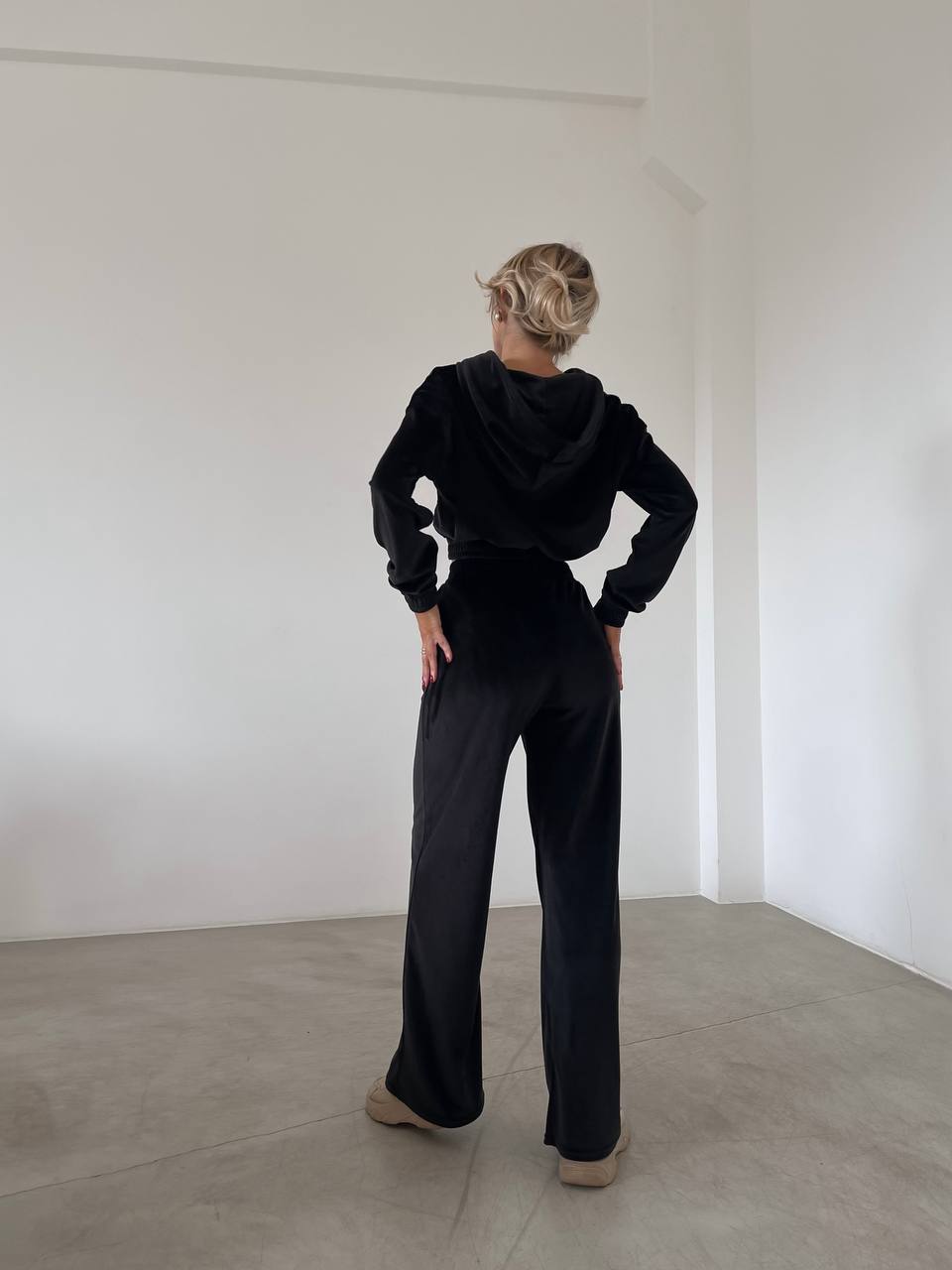 Жіночий велюровий костюм чорного кольору 29505