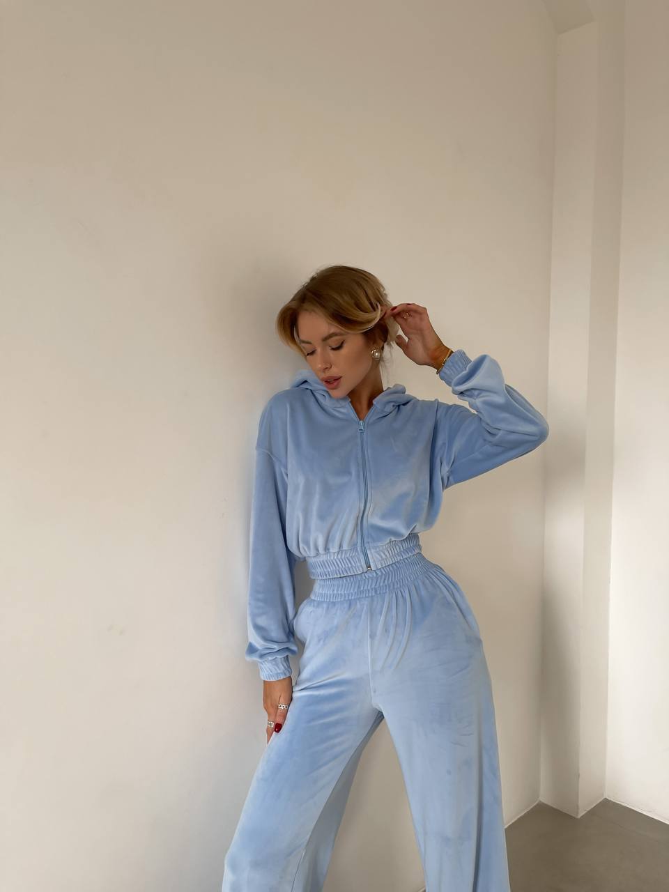 Жіночий велюровий костюм блакитного кольору 29506