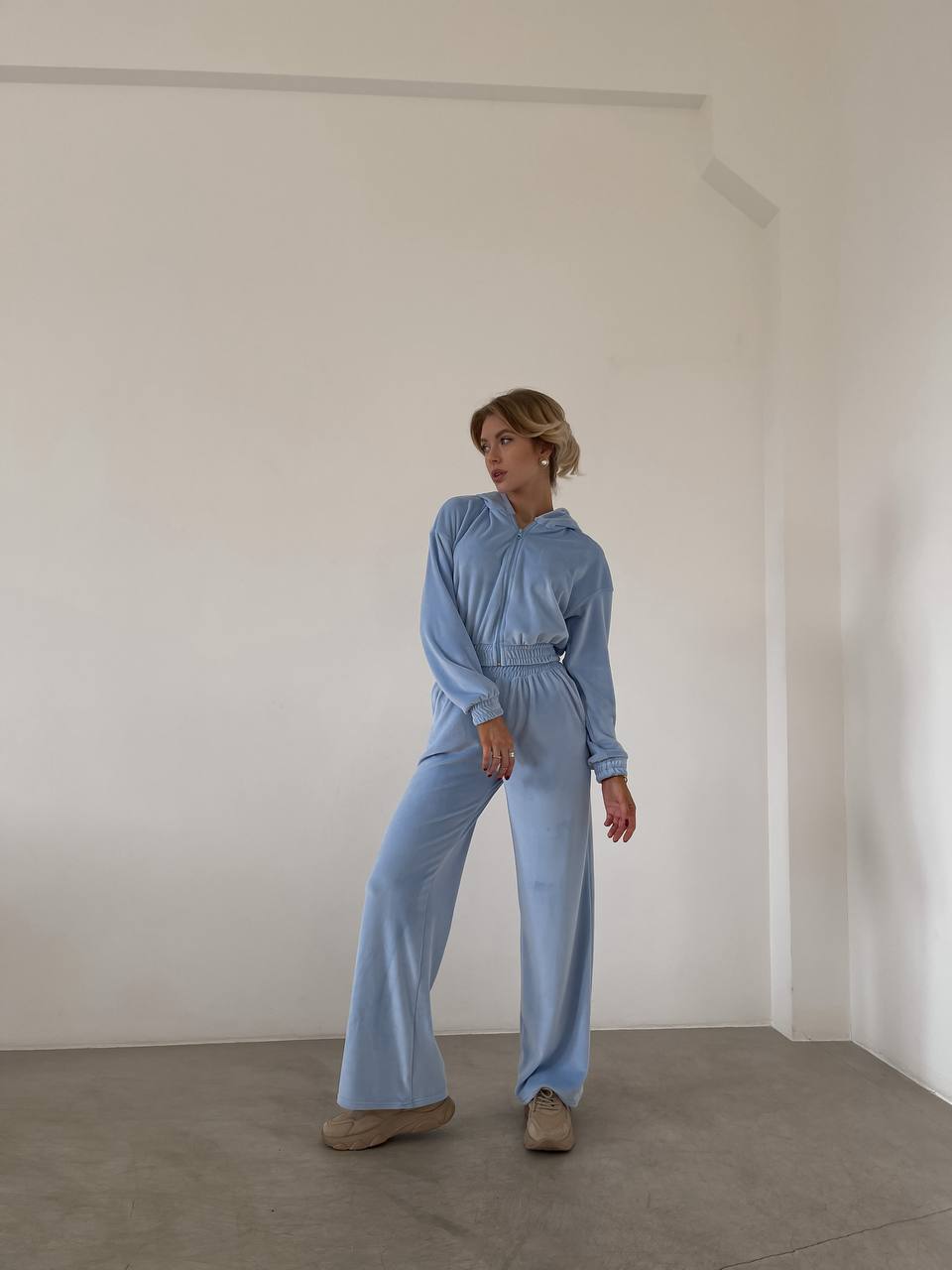 Жіночий велюровий костюм блакитного кольору 29506