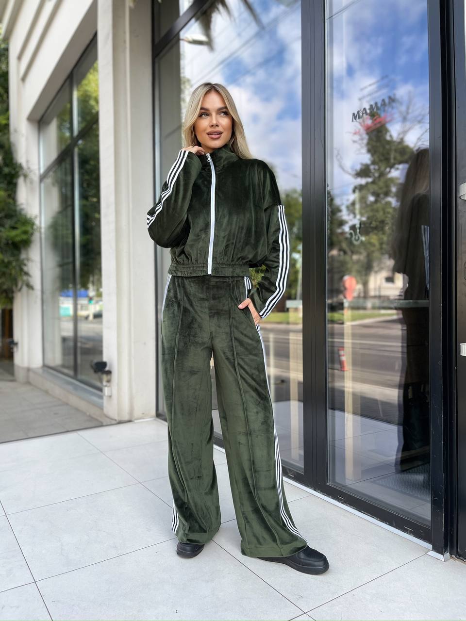 Жіночий велюровий костюм на змійці кольору хакi 30317