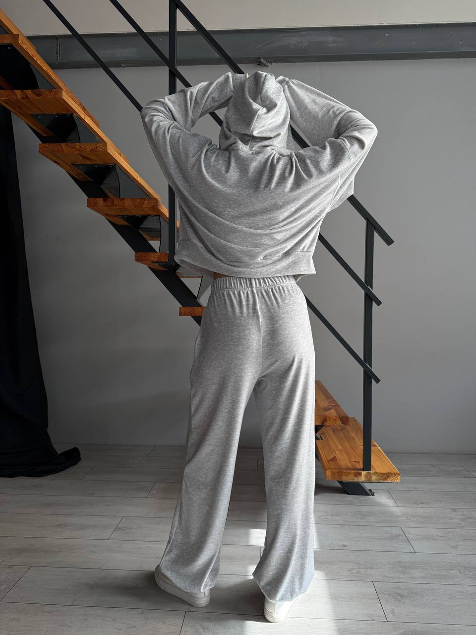 Женский велюровый костюм серого цвета 30642