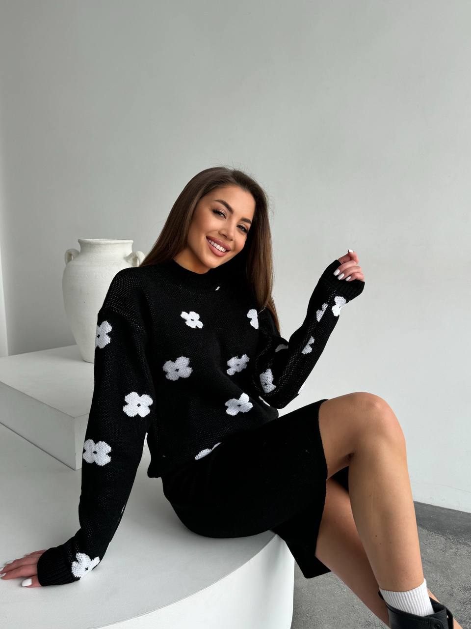 Жіночий в'язаний костюм чорного кольору 26937