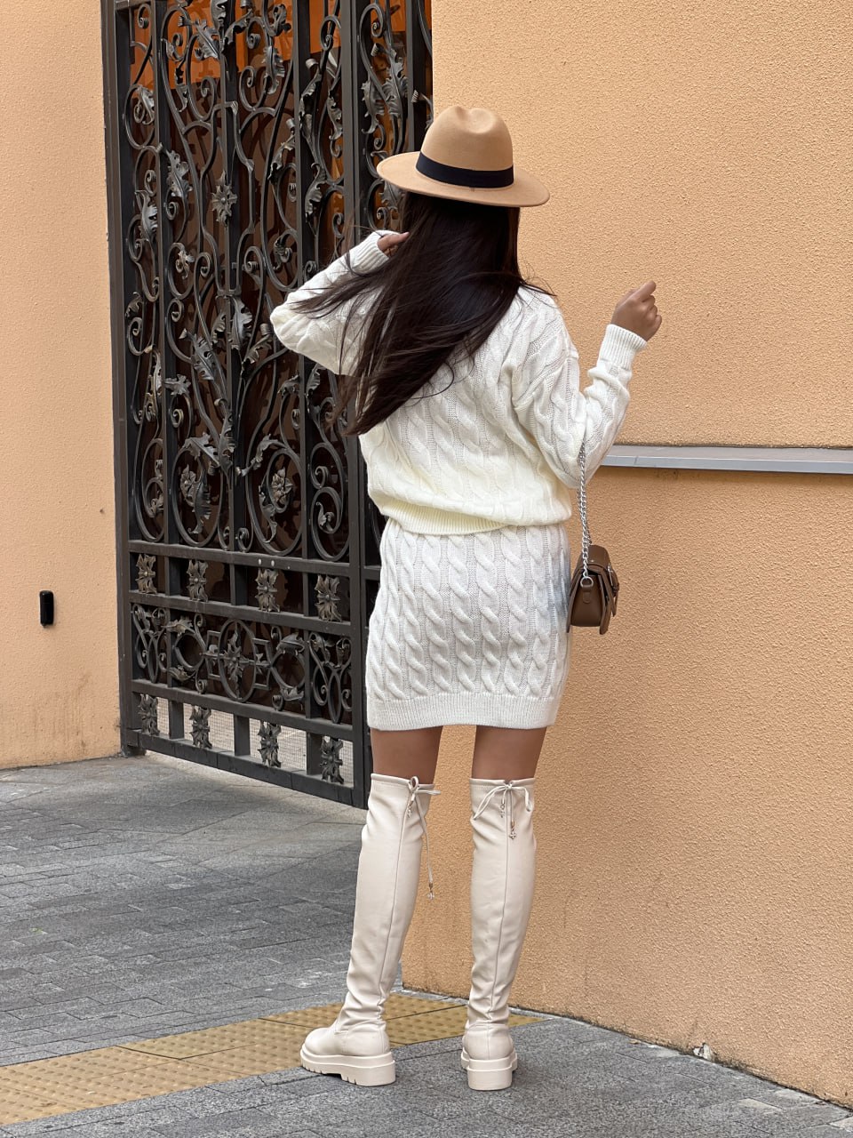 Жіночий в'язаний костюм зі спідницею молочного кольору 30427