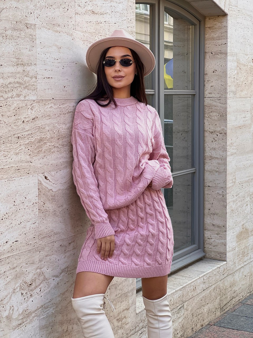 Жіночий в'язаний костюм зі спідницею рожевого кольору 30425