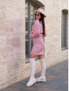 Жіночий в'язаний костюм зі спідницею рожевого кольору 30425