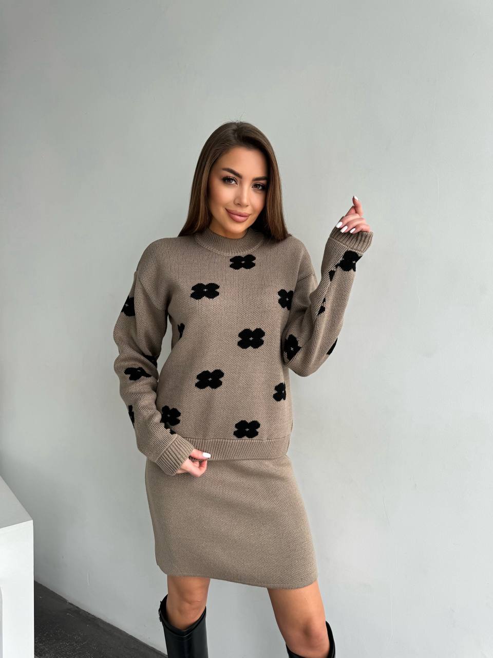 Жіночий в'язаний костюм кольору мокко 26940