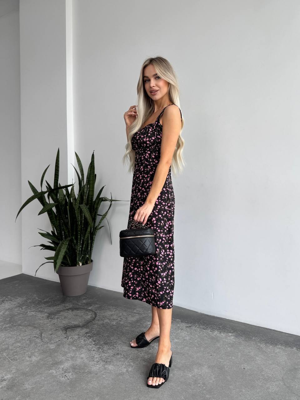 Жіноче літня сукня в квітку чорного кольору 33496