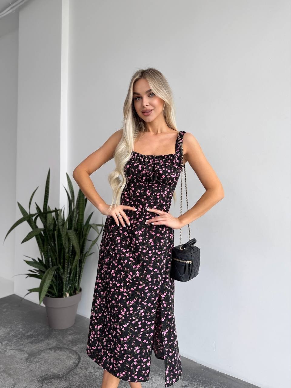 Жіноче літня сукня в квітку чорного кольору 33496