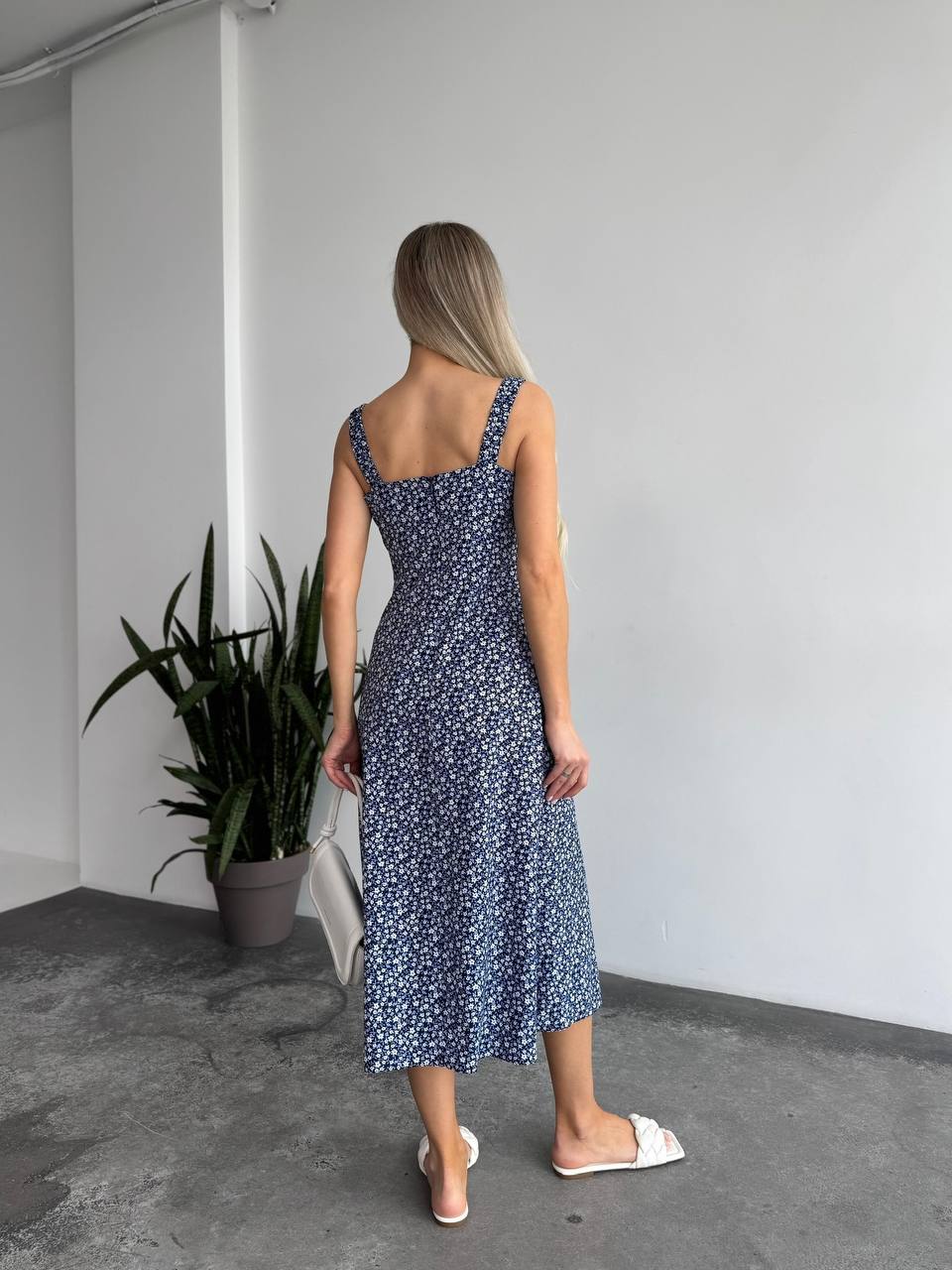 Жіноче літня сукня в квітку синього кольору 33501