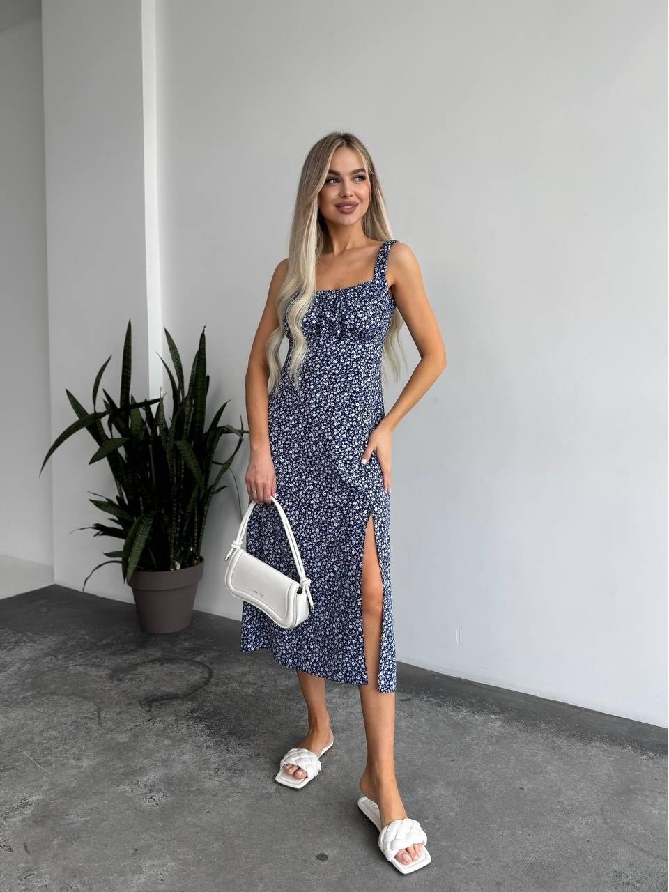 Жіноче літня сукня в квітку синього кольору 33501