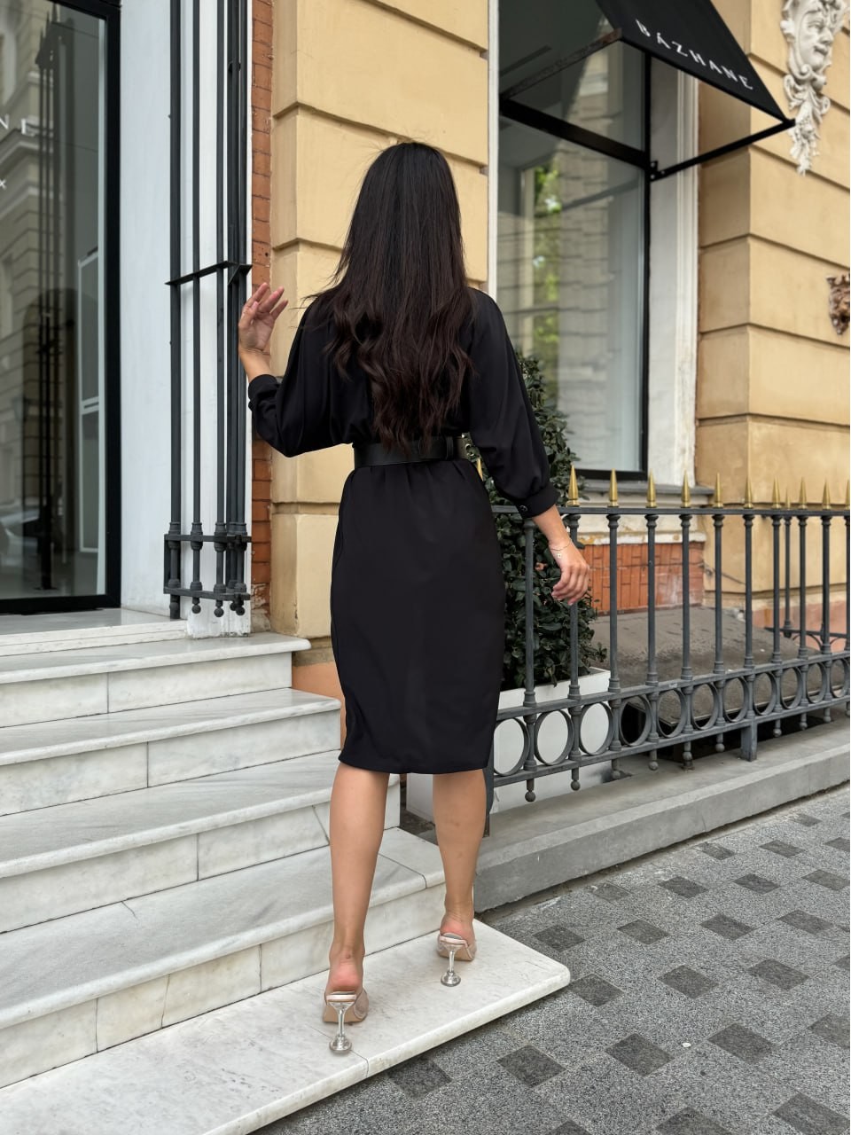 Жіноча сукня з поясом чорного кольору 28306