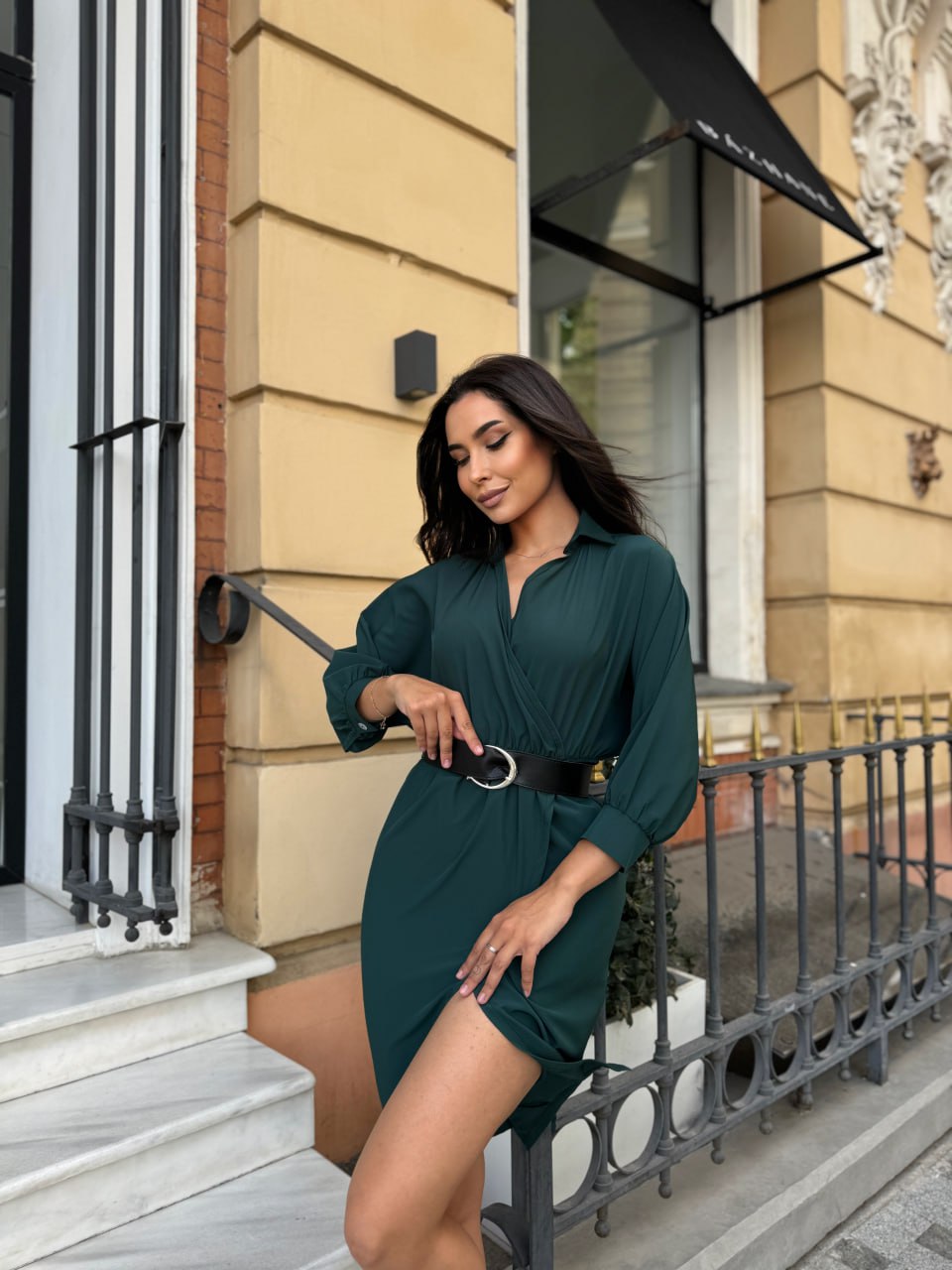 Жіноча сукня з поясом смарагдового кольору 28308