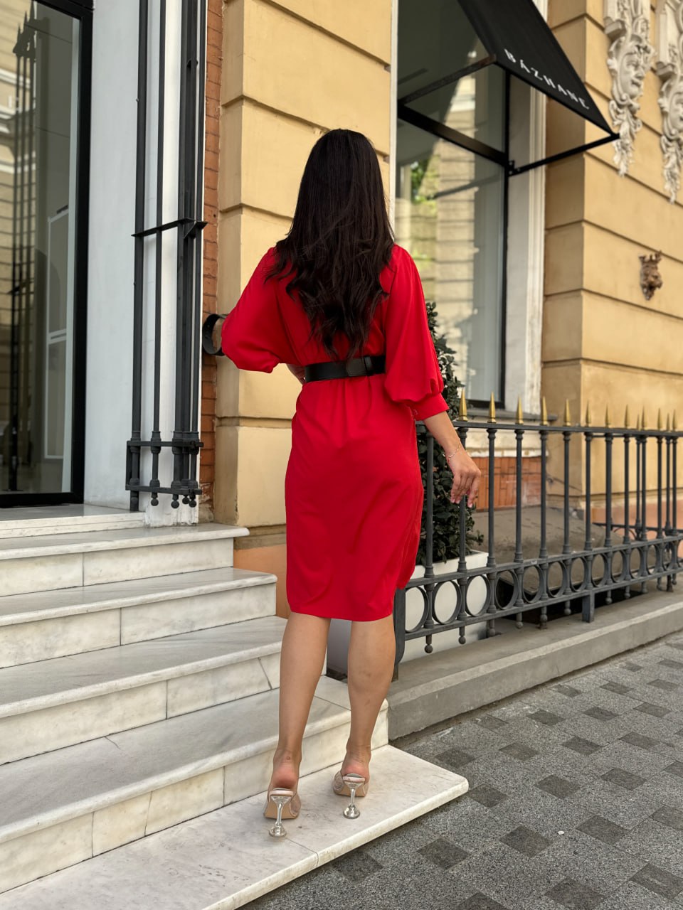 Женское платье с поясом красного цвета 28307