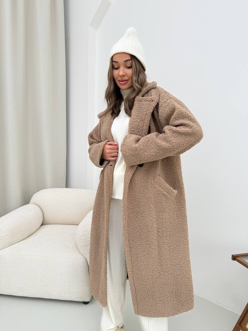 Жіноче тепле пальто з хутра Тедді бежевого кольору 30110