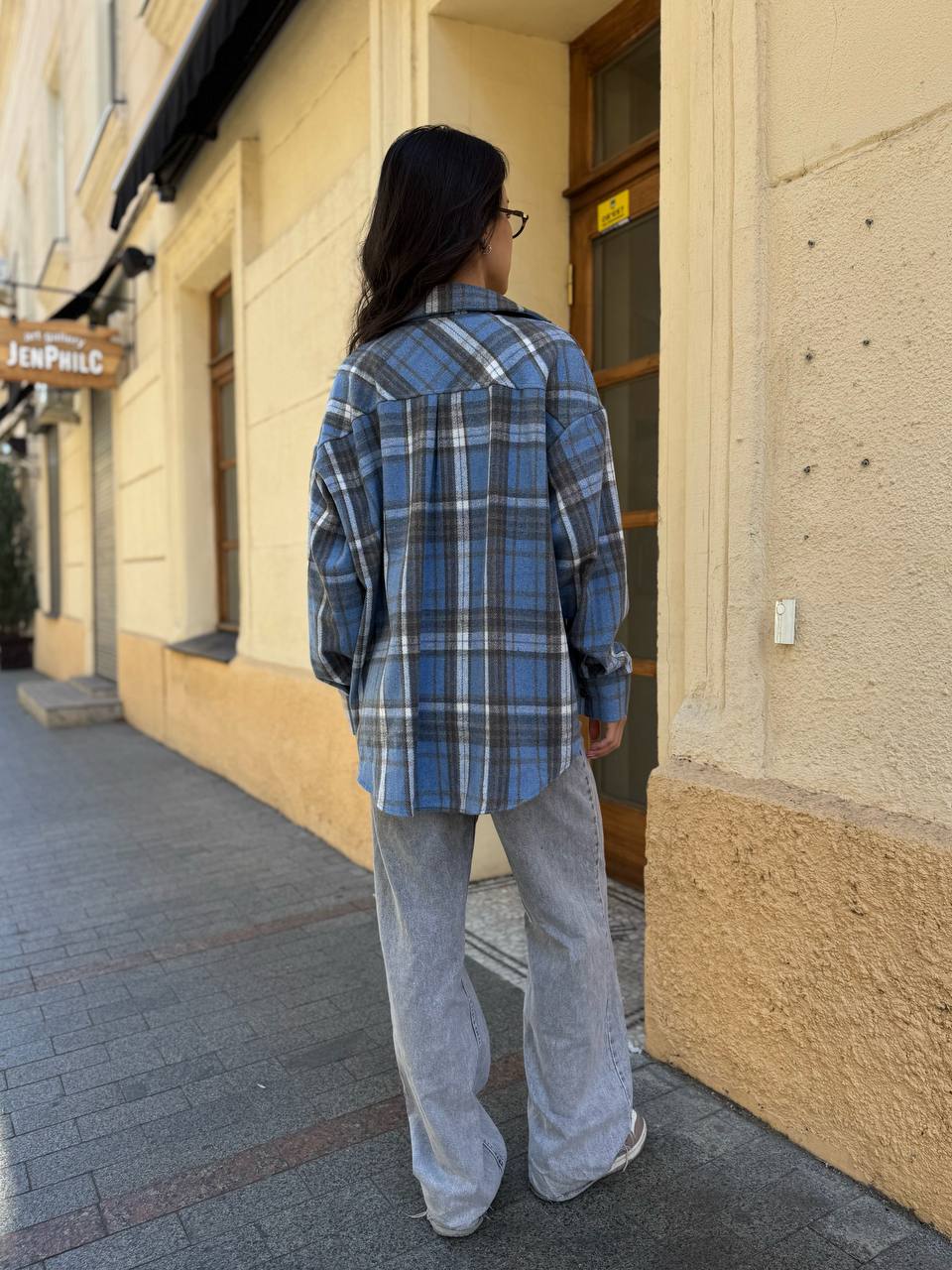 Жіноча байкова сорочка в клітинку вiльного блакитного кольору 35646