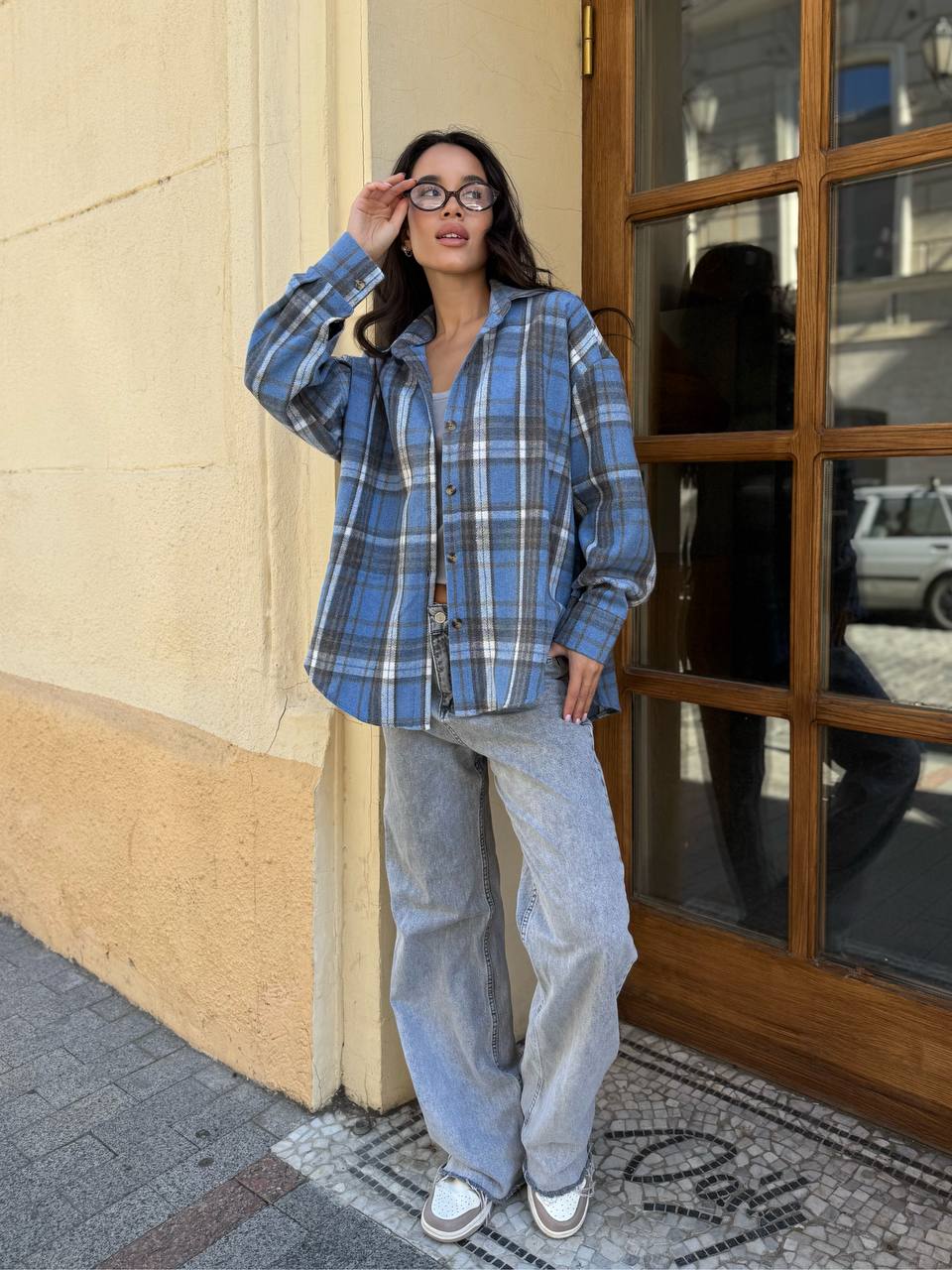 Жіноча байкова сорочка в клітинку вiльного блакитного кольору 35646