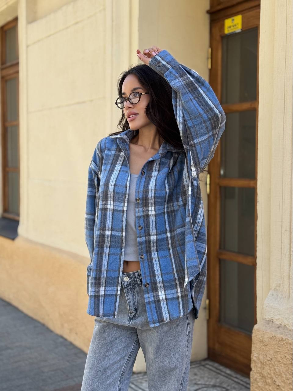 Жіноча байкова сорочка в клітинку вiльного блакитного кольору 35646