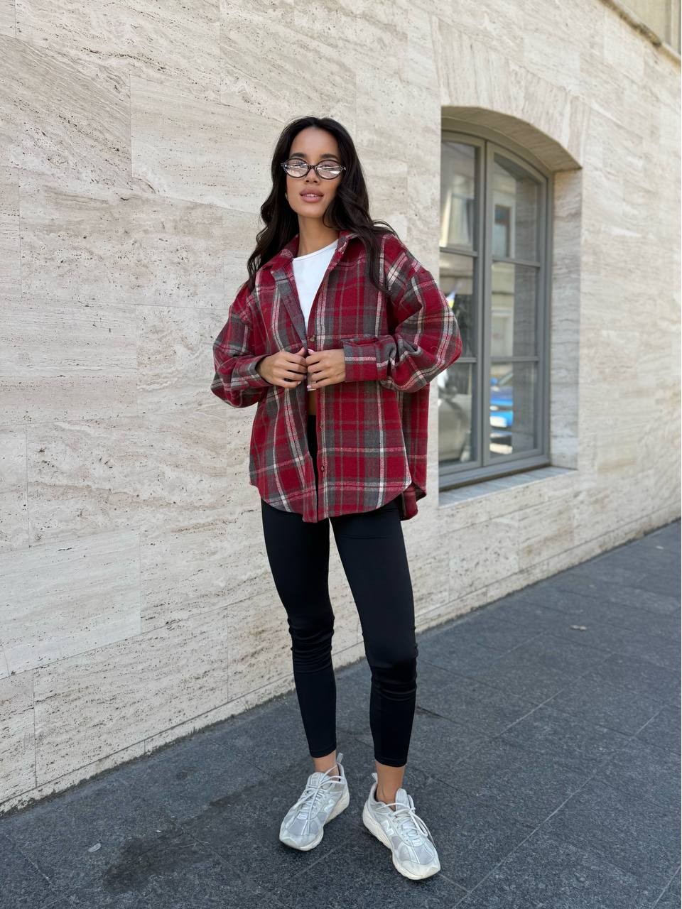 Жіноча байкова сорочка в клітинку вiльного бордового кольору 35643