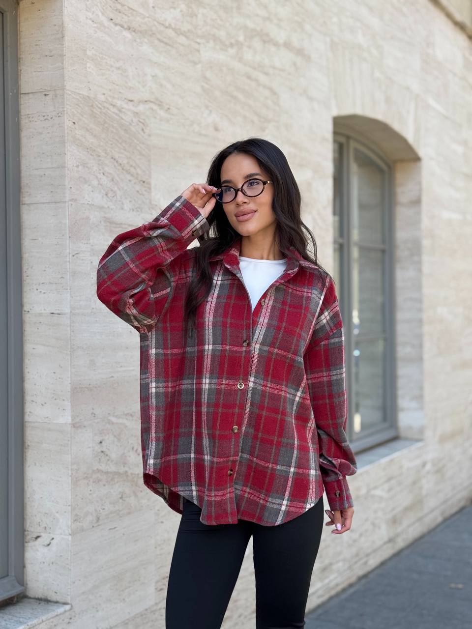 Жіноча байкова сорочка в клітинку вiльного бордового кольору 35643