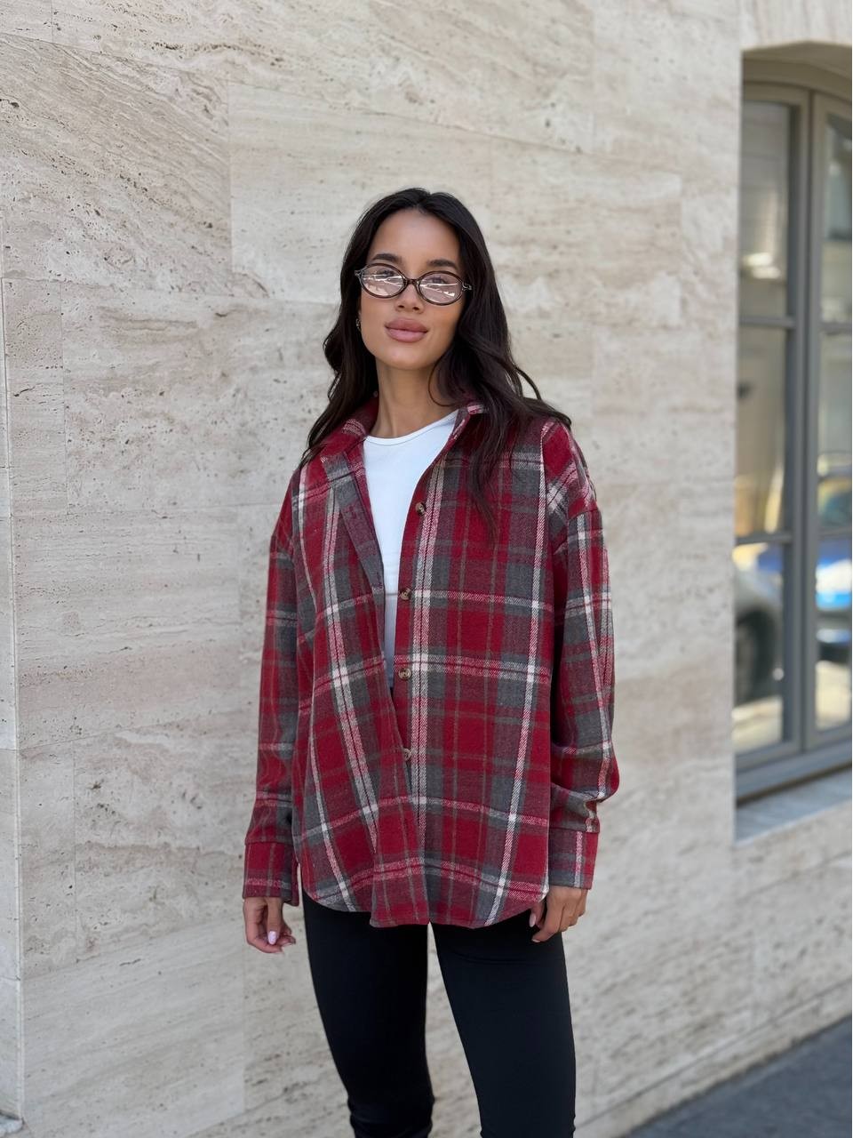 Жіноча байкова сорочка в клітинку вiльного бордового кольору 35643