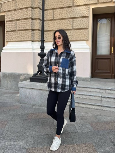 Жіноча байкова сорочка в клітинку з джинсовими вставками чорного кольору 35092