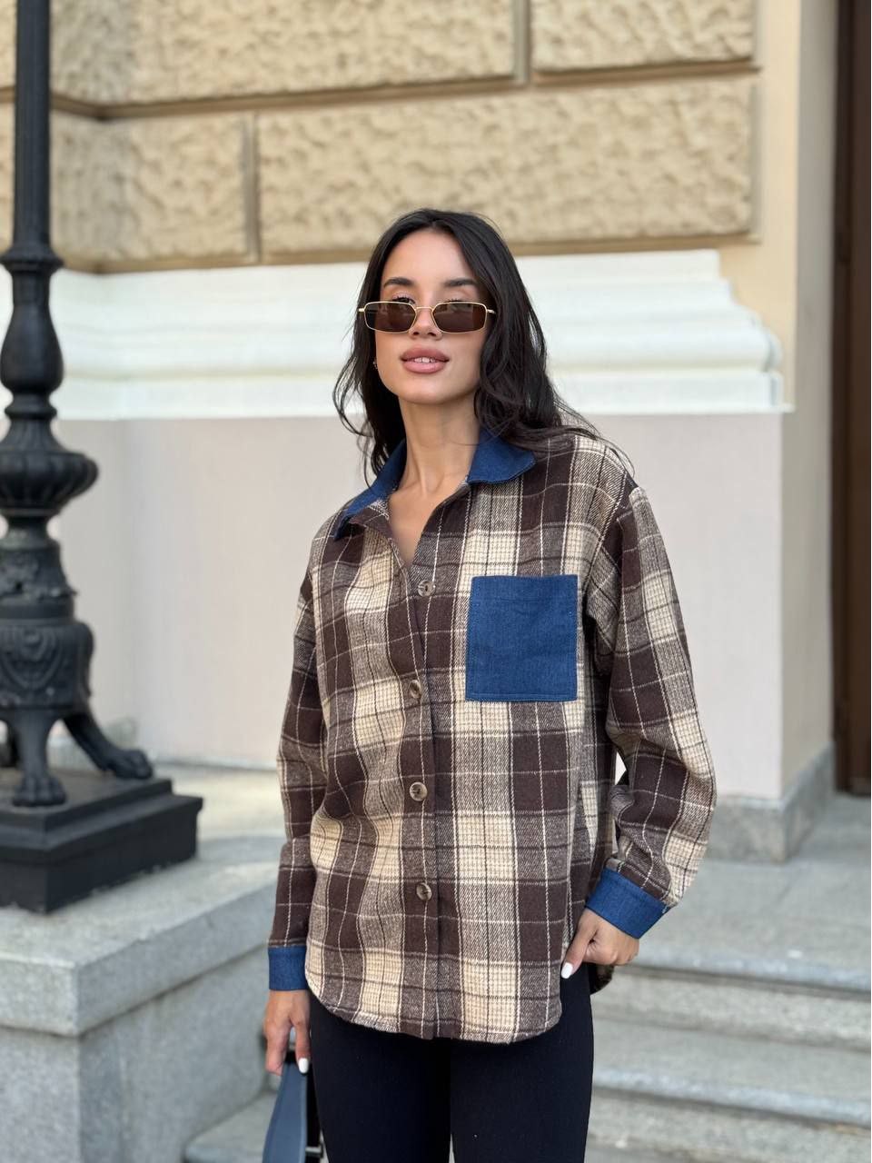 Жіноча байкова сорочка в клітинку з джинсовими вставками кавового кольору 35090