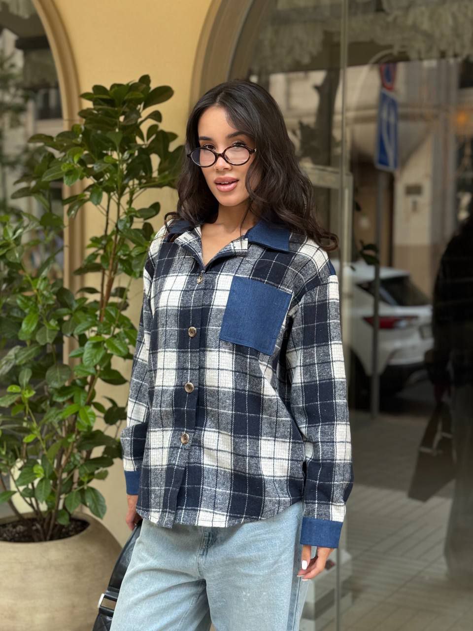 Жіноча байкова сорочка в клітинку з джинсовими вставками синього кольору 35091