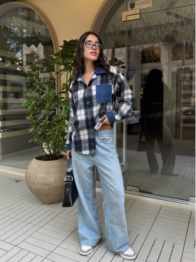 Жіноча байкова сорочка в клітинку з джинсовими вставками синього кольору 35091