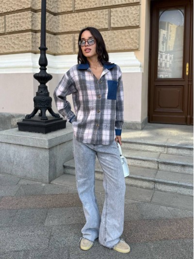 Жіноча байкова сорочка в клітинку з джинсовими вставками сiрого кольору 35093