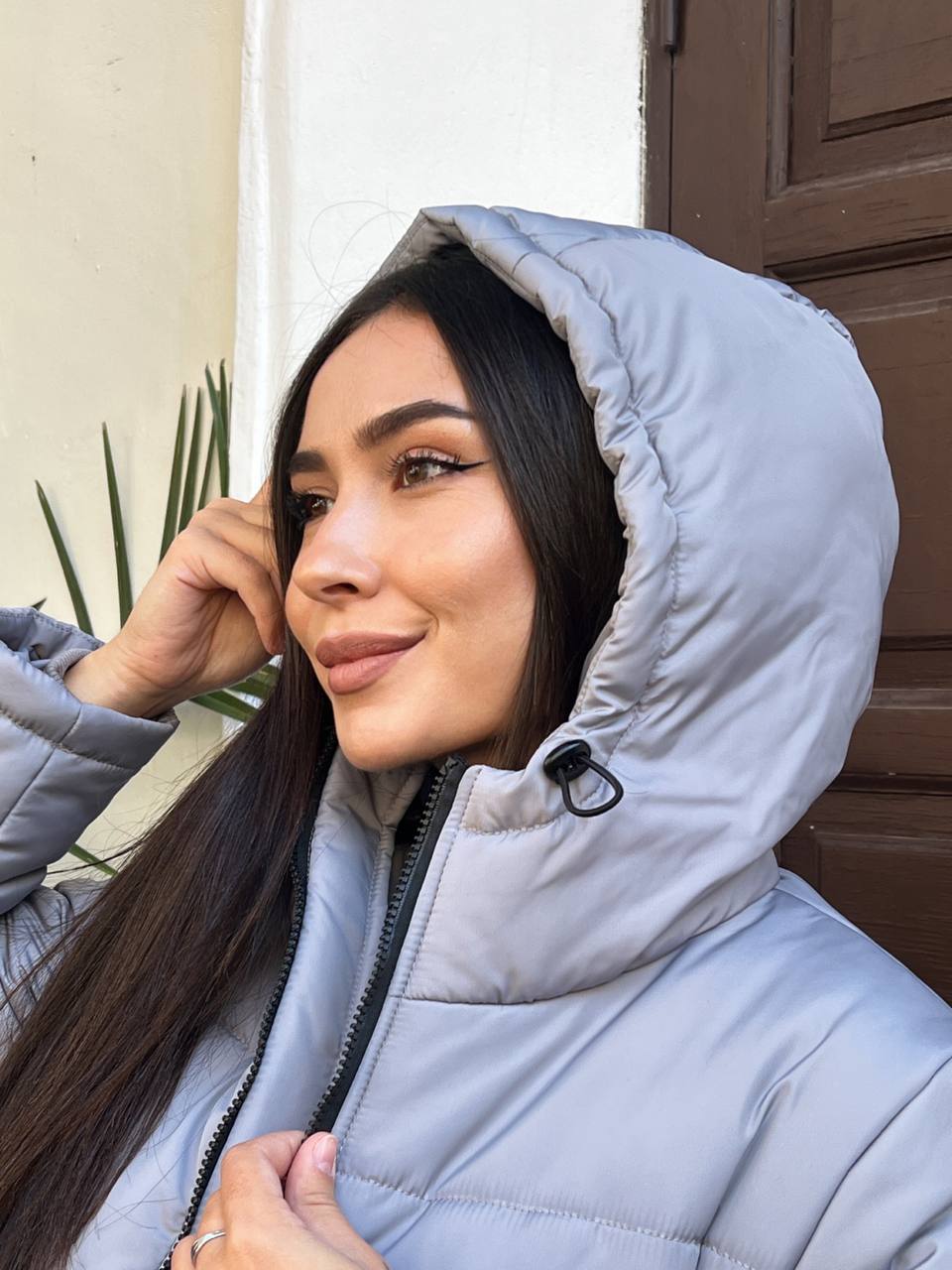 Жіноча базова куртка з капюшоном сiрого кольору 35272