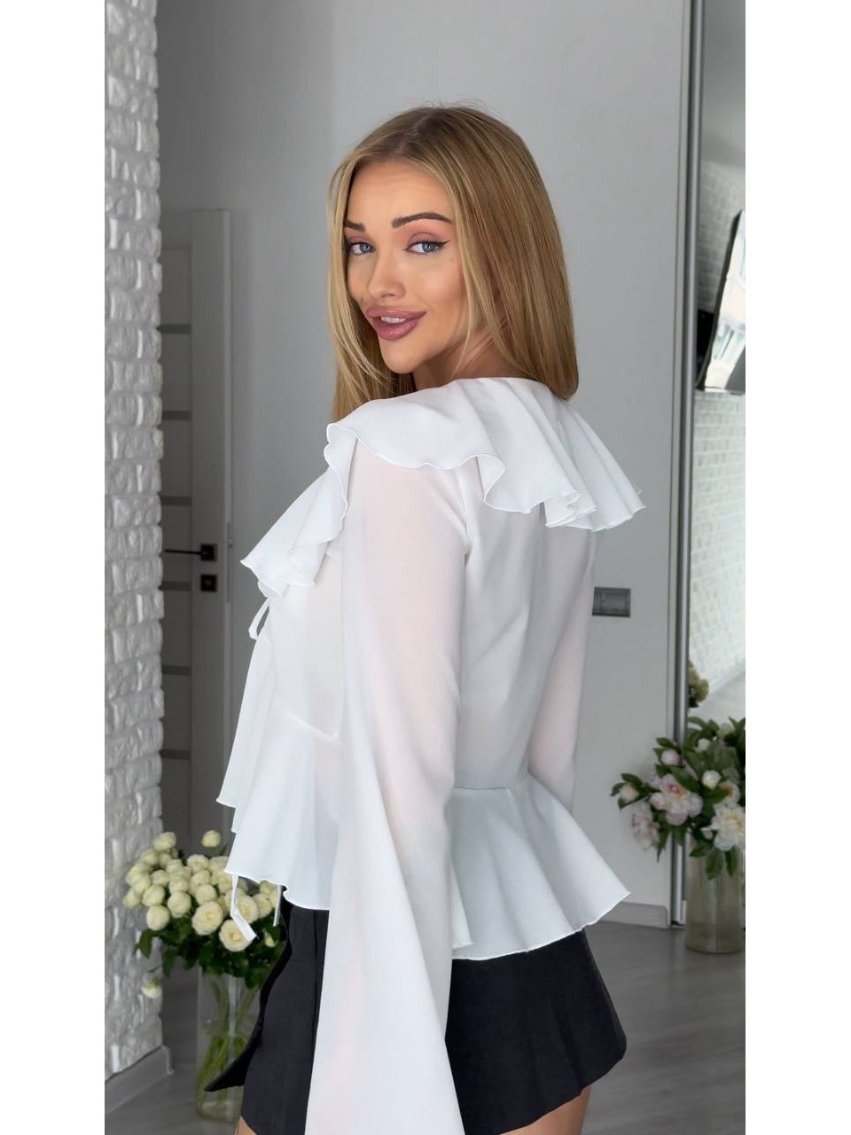 Жіноча блуза на зав'язках бiлого кольору 33716