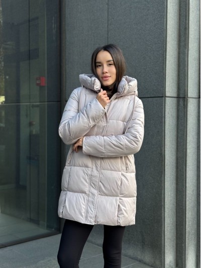 Жіноча демiсезонна куртка з капюшоном бежевого кольору 35861