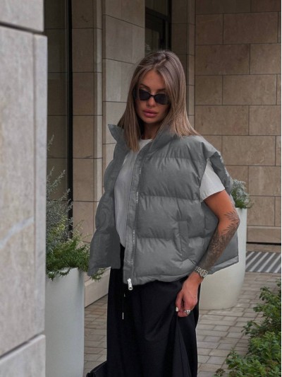 Жіноча демісезонна жилетка вiльного крою графiтового кольору 34854