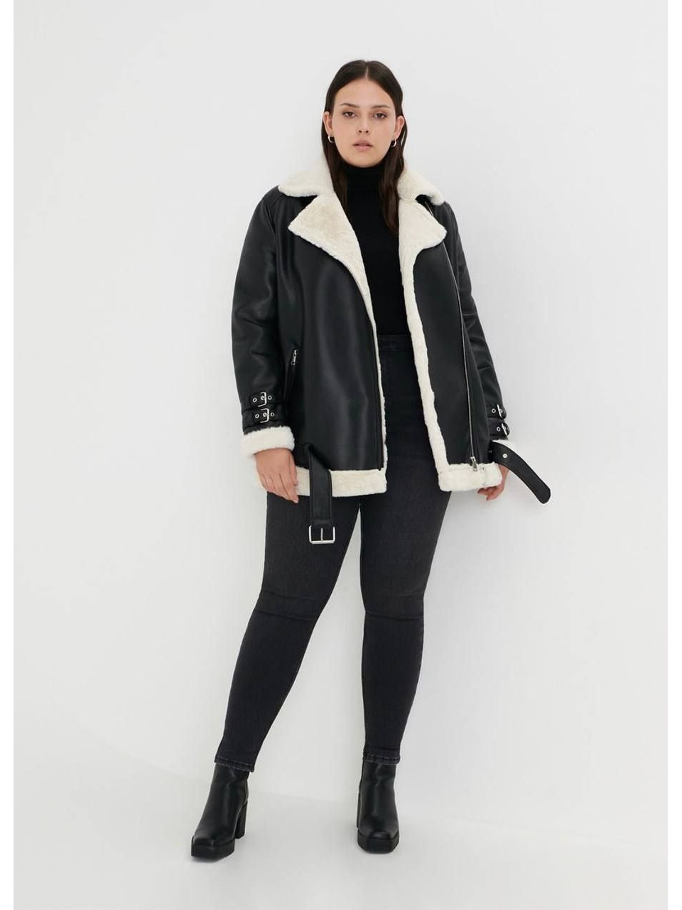 Жіноча дублянка на запах чорного кольору 35978