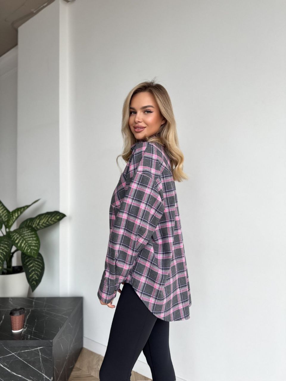 Жіноча фланелева сорочка в клітинку графiтового кольору 35246