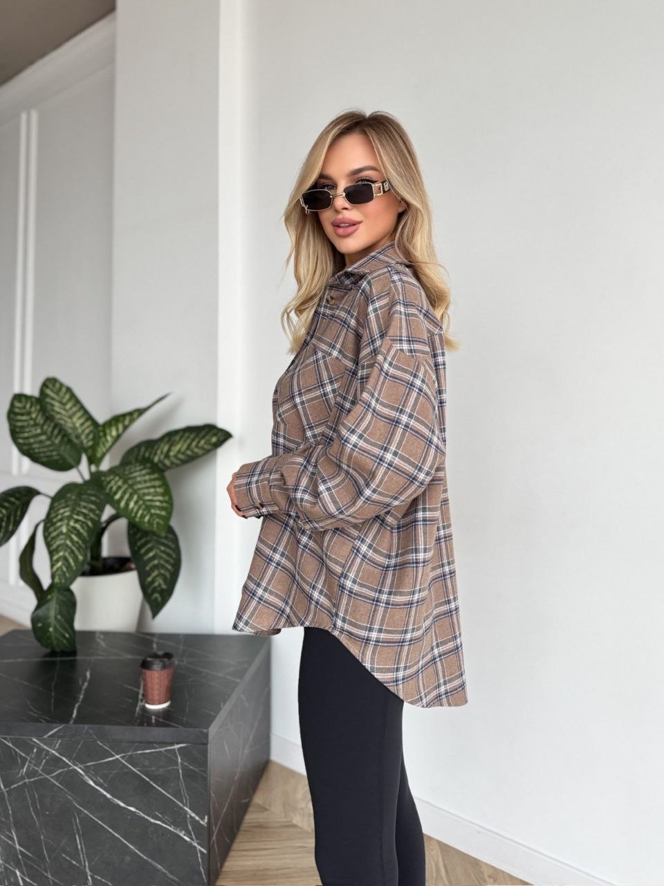 Жіноча фланелева сорочка в клітинку темно-бежевого кольору 35247
