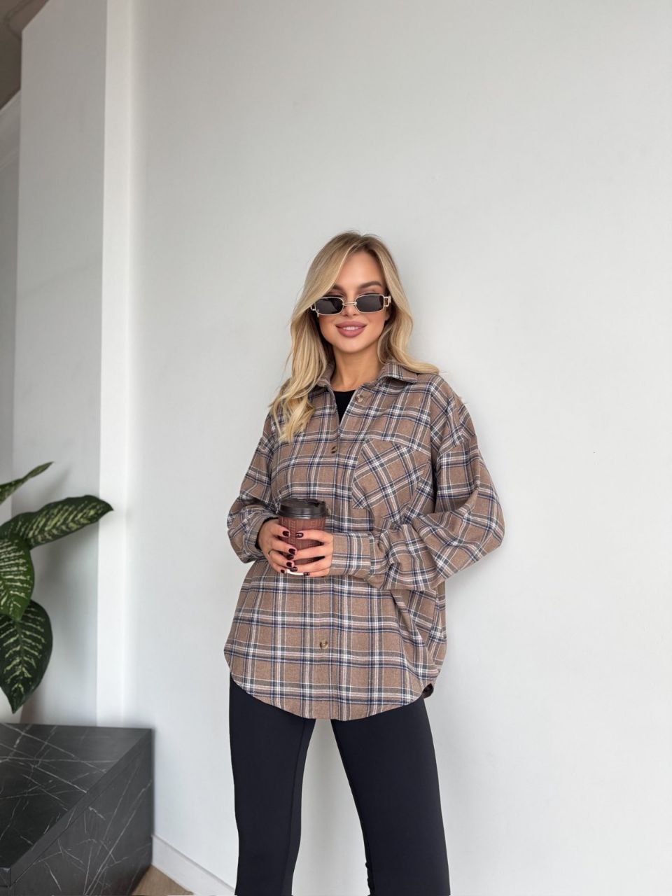 Жіноча фланелева сорочка в клітинку темно-бежевого кольору 35247